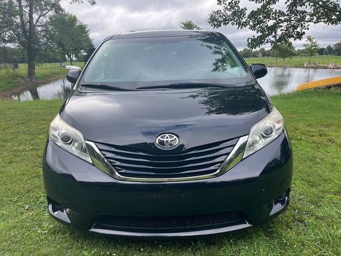 Used 2015 Toyota Sienna LE AWD/4WD image 2