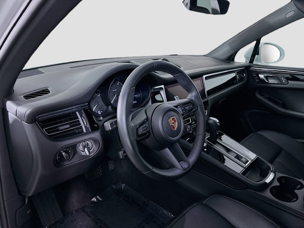 Certified 2025 Porsche Macan AWD/4WD image 4