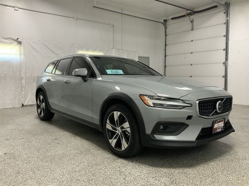 Used 2025 Volvo V60 B5 Cross Country Plus AWD/4WD image 4