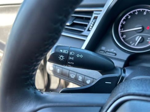 Used 2022 Toyota Camry SE w/ Cold Weather Package FWD image 18