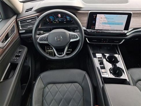 Certified 2025 Volkswagen Atlas SEL Premium R-Line image 11