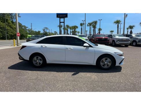 Used 2025 Hyundai Elantra SE FWD image 9