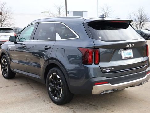 Used 2024 Kia Sorento S image 6