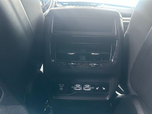 Used 2023 Jeep Grand Cherokee Limited w/ Black Appearance Package image 18