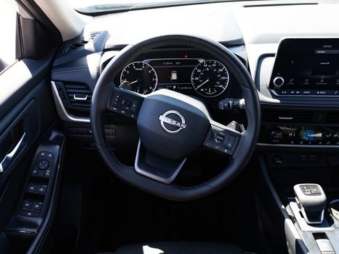 Used 2025 Nissan Rogue SV FWD image 11