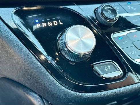 Used 2025 Chrysler Pacifica Pinnacle FWD image 17