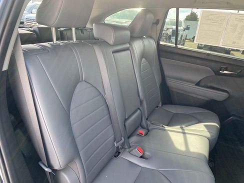 Used 2021 Toyota Highlander XLE image 20