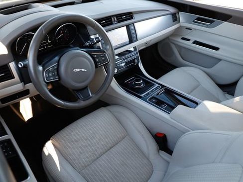 Used 2017 Jaguar XF Prestige image 4
