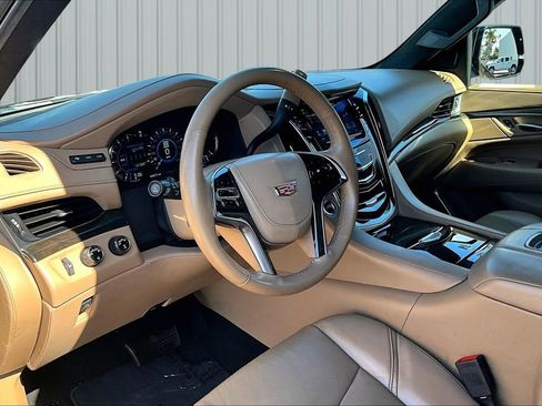 Used 2018 Cadillac Escalade ESV Platinum AWD/4WD image 4