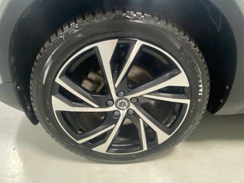Used 2022 Volvo XC40 T5 R-Design w/ Advanced Package AWD/4WD image 5