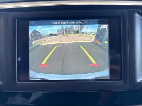 Used 2020 Chrysler Pacifica Touring-L FWD image 25