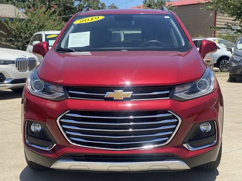 Used 2019 Chevrolet Trax LT w/ Driver Confidence Package FWD image 3