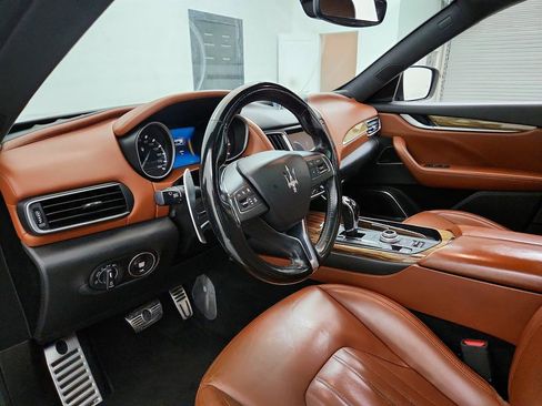 Used 2018 Maserati Levante GranLusso AWD/4WD image 13