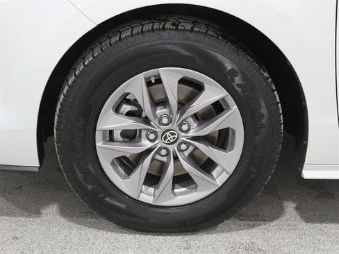 Used 2023 Toyota Sienna XLE image 21