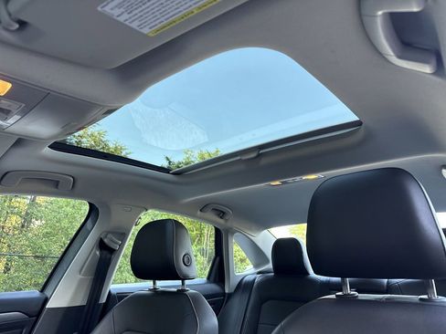 Used 2023 Volkswagen Jetta SE w/ Panoramic Sunroof Package FWD image 16