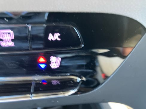 Used 2023 Buick Envision Avenir image 32