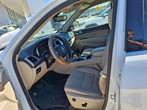Used 2018 Jeep Grand Cherokee Laredo RWD image 2