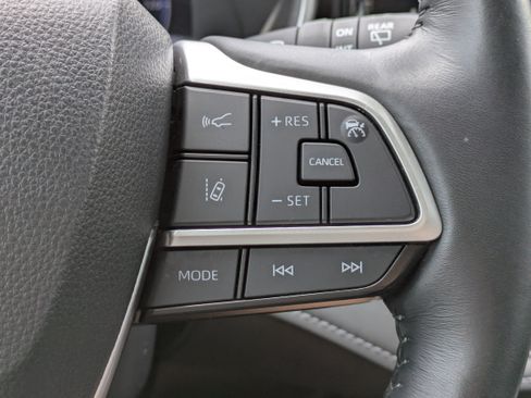 Used 2024 Toyota Highlander Limited AWD/4WD image 25