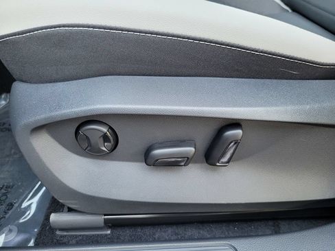 New 2026 Volkswagen Taos SE FWD image 12