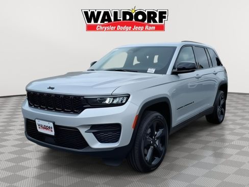 Used 2025 Jeep Grand Cherokee Altitude AWD/4WD image 7