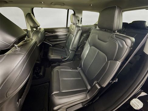 Used 2022 Jeep Grand Cherokee L Limited w/ Luxury Tech Group II image 25