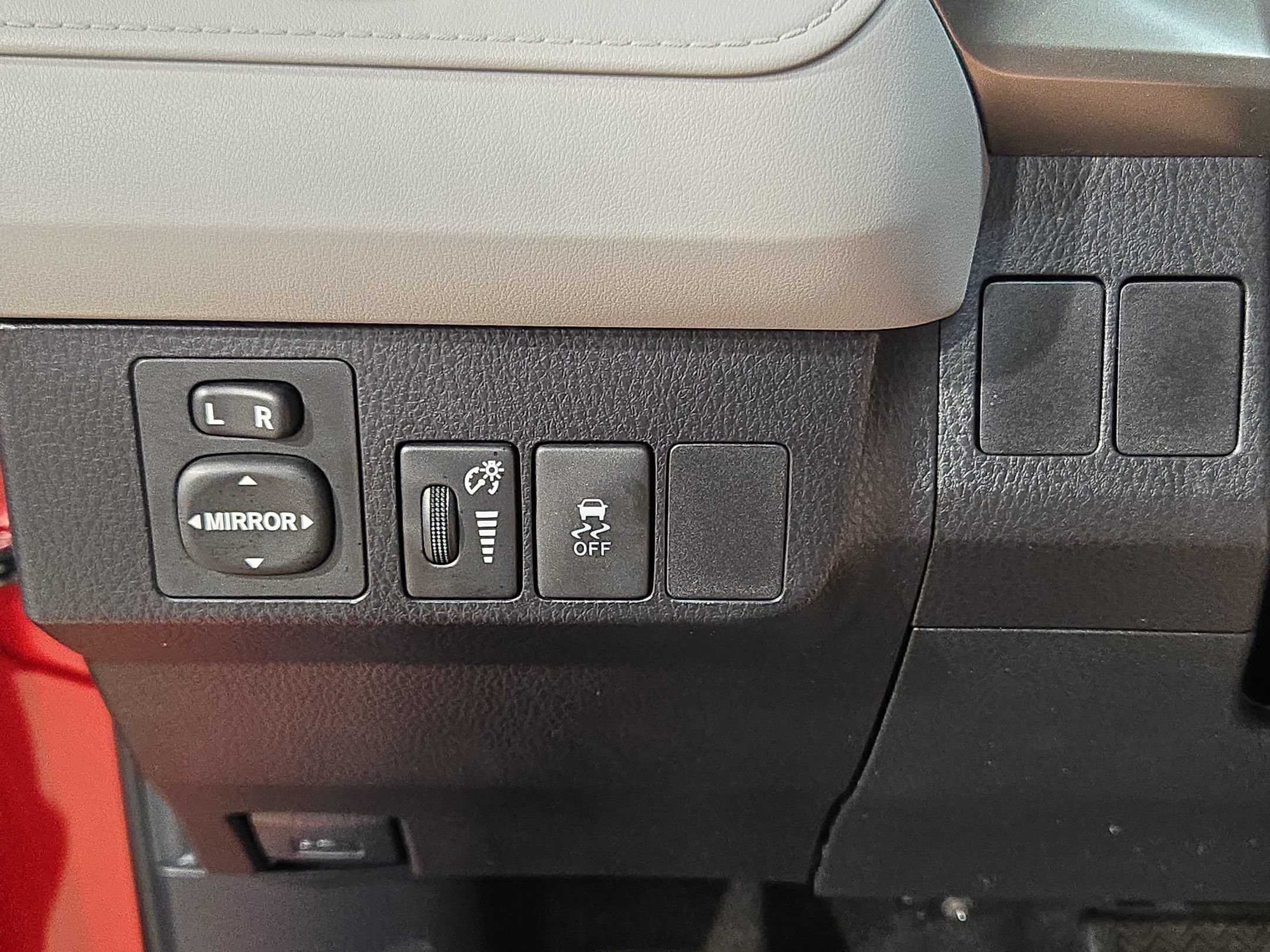 Used 2015 Toyota RAV4 LE FWD image 24