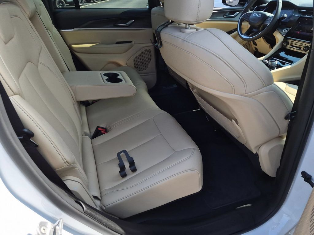 Certified 2025 Jeep Grand Cherokee Limited AWD/4WD image 31