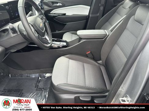 Used 2025 Chevrolet Trax LT w/ LT Convenience Package FWD image 17