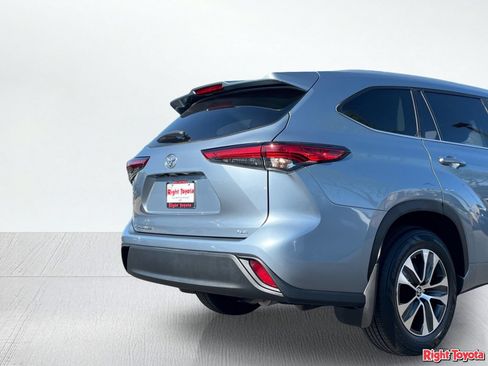 Used 2023 Toyota Highlander XLE FWD image 11