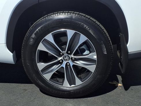 Certified 2026 Toyota Highlander XLE AWD/4WD image 4