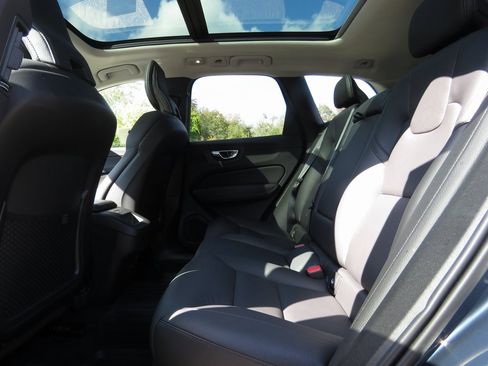 Used 2022 Volvo XC60 B5 Momentum image 21