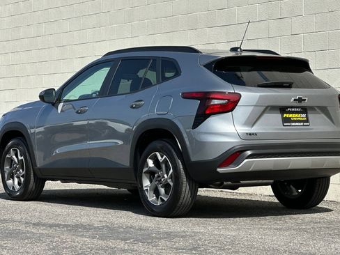 Used 2026 Chevrolet Trax LT w/ LT Convenience Package FWD image 6
