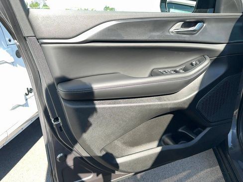 New 2025 Jeep Grand Cherokee Altitude image 15