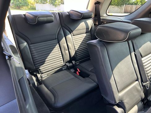 Used 2017 Land Rover Discovery HSE AWD/4WD image 16