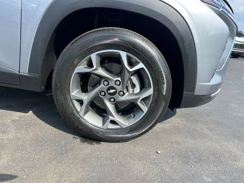 Used 2025 Chevrolet Trax LT w/ Driver Confidence Package image 8