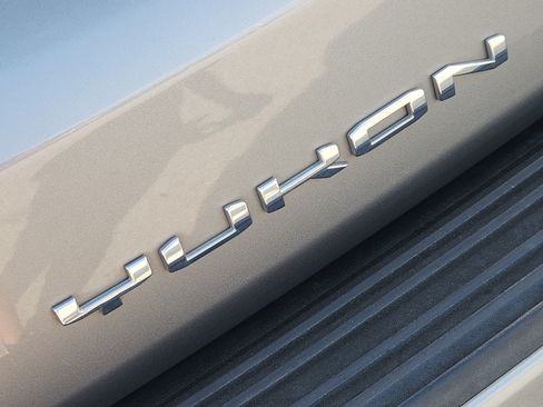 Used 2023 GMC Yukon Denali AWD/4WD image 12