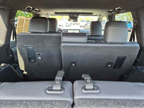 Used 2024 Lexus GX 550 w/ Accessory Package (Z1) AWD/4WD image 32