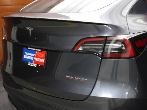 Used 2023 Tesla Model Y Performance image 8