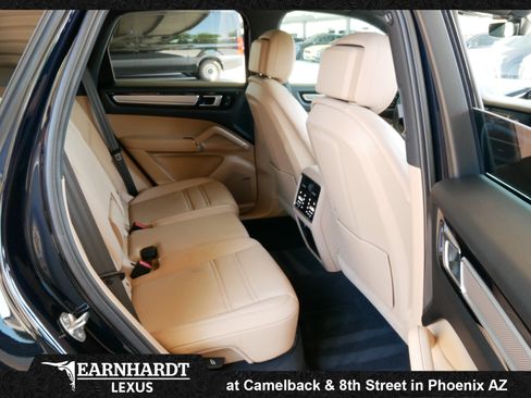 Used 2022 Porsche Cayenne Platinum Edition w/ Premium Package Plus AWD/4WD image 16