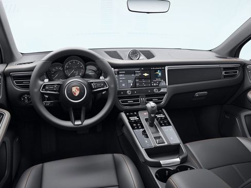 Certified 2025 Porsche Macan image 4