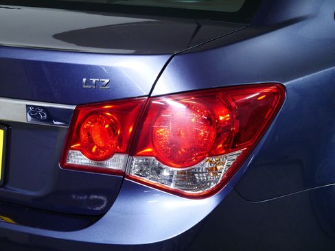 Used 2013 Chevrolet Cruze LTZ FWD image 17