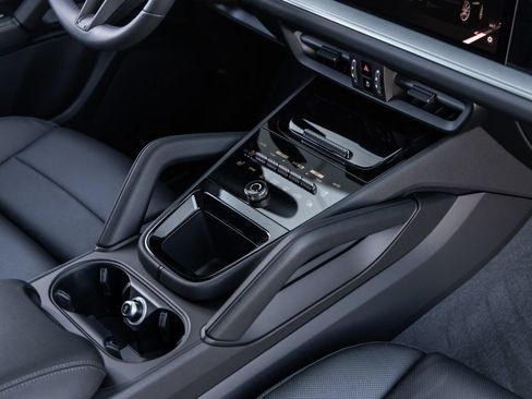 Certified 2026 Porsche Cayenne AWD/4WD image 30