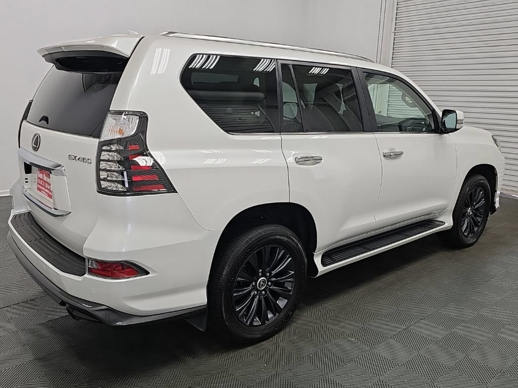 Used 2023 Lexus GX 460 Premium w/ Accessory Package AWD/4WD image 9