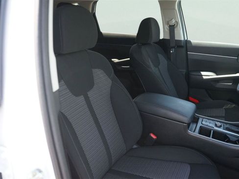 Used 2023 Kia Sorento LX FWD image 19