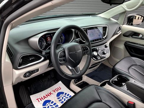 Used 2024 Chrysler Pacifica Touring-L FWD image 15