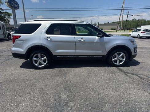 Used 2017 Ford Explorer XLT w/ Equipment Group 202A AWD/4WD image 2