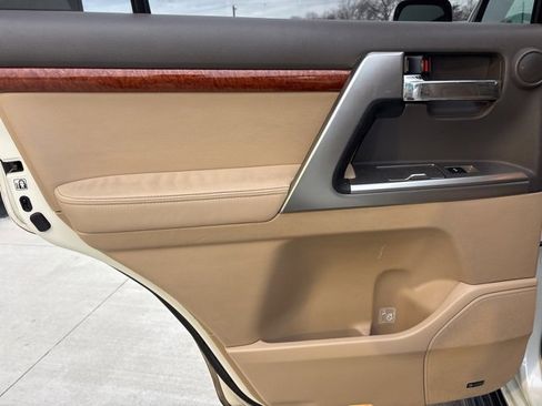 Used 2015 Toyota Land Cruiser image 18