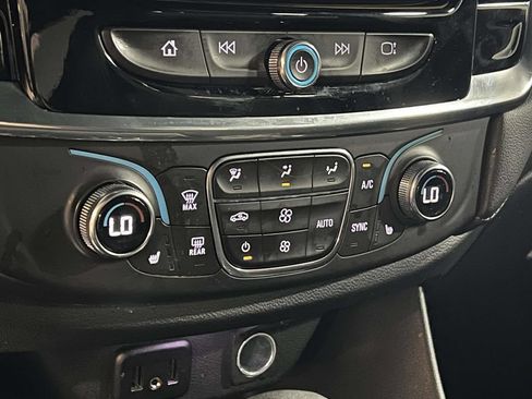 Used 2023 Chevrolet Traverse LT FWD image 21