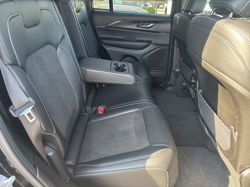 Used 2025 Jeep Grand Cherokee Altitude AWD/4WD image 41