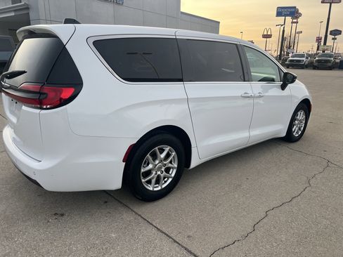 Used 2024 Chrysler Pacifica Touring-L image 6